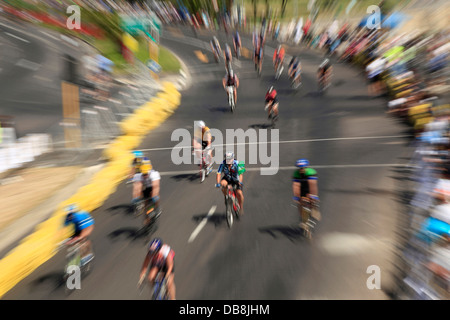 Radfahrer auf der Ziellinie von der Cape Argus Cycle Tour in Kapstadt Stockfoto