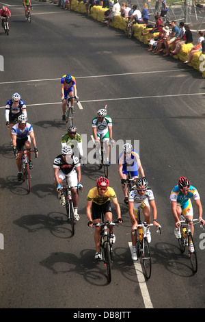 Radfahrer auf der Ziellinie von der Cape Argus Cycle Tour in Kapstadt Stockfoto