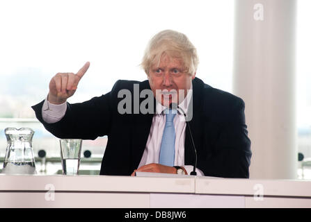 London, UK - 25. Juli 2013: Bürgermeister von London, Boris Johnson spricht bei der Pressekonferenz zu prüfen, das Vermächtnis von London die Olympischen und Paralympischen Spiele. Bildnachweis: Piero Cruciatti/Alamy Live-Nachrichten Stockfoto