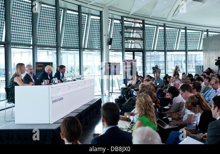 London, UK - 25. Juli 2013: (von links nach rechts) Anna Watking, Team GB; Kommerzielle Sekretärin zum Fiskus und LOCOG CEO, Herrn Paul Deighton; Bürgermeister von London, Boris Johnson; Minister für Sport und Tourismus, Rt Hon Hugh Robertson;  Paralympics GB sitzen Volleyballmannschaft, Martine Wright untersuchen eine Reihe von Altlasten einschließlich: die Zukunft des Olympischen Parks; Investitionen in die Hauptstadt nach dem Spiele; die Regeneration von East London; Tourismus; Transport; Zugänglichkeit und sportliche Erbe. Bildnachweis: Piero Cruciatti/Alamy Live-Nachrichten Stockfoto