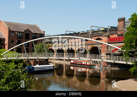 Fußgängerbrücke über Bridgewater Kanal, Castlefield, Manchester, UK Stockfoto