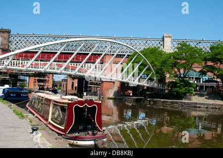 Fußgängerbrücke über Bridgewater Kanal, Castlefield, Manchester, UK Stockfoto