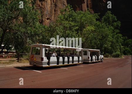 Passagiere auf weißen Canyon shuttle im Auto-Park mit grünen Bäumen unter Sandstein-Klippen, Scenic Drive, Temple Sinawava, Zion Canyon Stockfoto