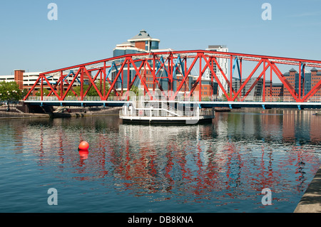 Detroit-Brücke spiegelt sich in Huron Waschbecken, Salford Quays, Manchester, UK Stockfoto