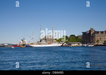 Bergen Norwegen Europa vertäut Statsraad Lehmkuhl Dreimaster Bark getakelt Segel Ausbildung Großsegler mit Haakons Halle hinter Stockfoto