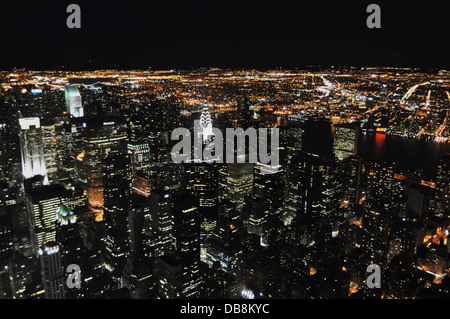 Die Skyline von Manhattan wird von berühmten Gebäuden dominiert, darunter das Chrysler Building, ein Meisterwerk der Art déco-Architektur. Dieses architektonische Wahrzeichen steht hoch im Herzen von New York City und bietet einen Panoramablick und ist ein Symbol für die finanzielle und kulturelle Bedeutung der Stadt. Stockfoto