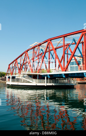 Detroit-Brücke spiegelt sich in Huron Waschbecken, Salford Quays, Manchester, UK Stockfoto