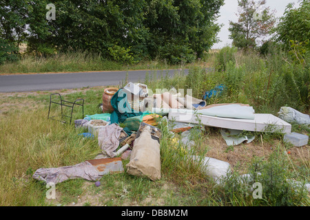 Illegale Müllkippe am Rande eines Feldes Stockfoto