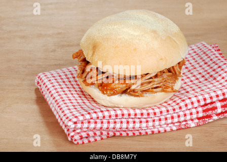 Grill auf rote und weiße Serviette Schweinesandwich gezogen Stockfoto