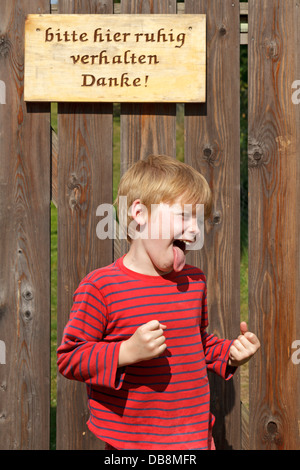 Jungen schreien vor ein Zeichen um Ruhe bitten Stockfoto