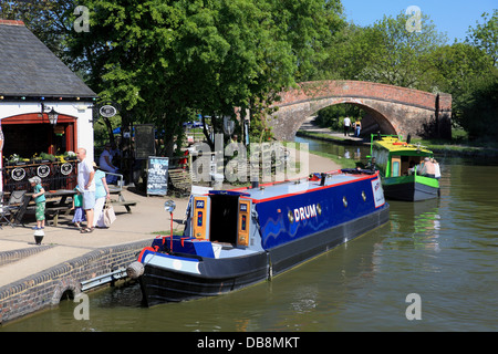 Ein Narrowboat festgemacht an der Unterseite der Foxton sperren am Grand Union Canal, größte Flug der Treppe Kanalschleusen in England Stockfoto