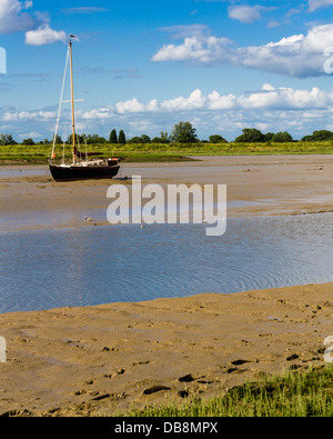 Segelboot bei Niedrigwasser Fluss Blackwater Maldon Essex uk Stockfoto