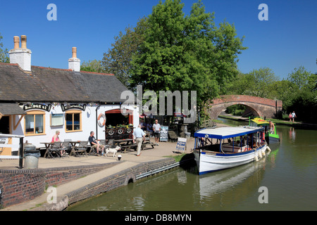 Vagabond Reise Boot vertäut an der Unterseite der Foxton sperrt am Grand Union Canal, neben den Market Harborough Arm auf der rechten Seite Stockfoto