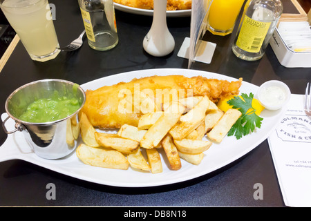 Exzellente Fish &amp; Chips in Colmans berühmten Fischrestaurant in South Shields Stockfoto