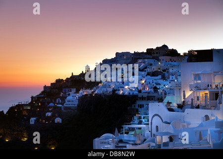 Santorini Nachtansicht. Luxus-Resort. Stockfoto