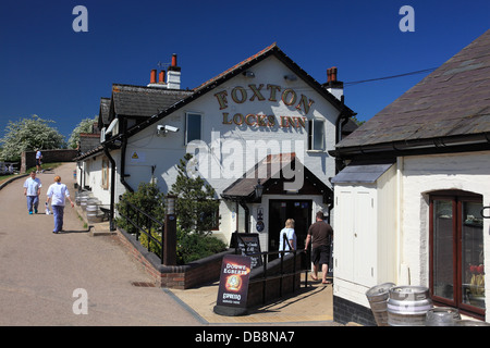 Der Foxton Schlösser Inn an der Unterseite der Foxton sperrt am Grand Union Canal, neben den Market Harborough arm Stockfoto