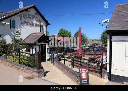 Der Foxton Schlösser Inn an der Unterseite der Foxton sperrt am Grand Union Canal, neben den Market Harborough arm Stockfoto