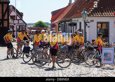 Fahrrad-Club senior Radfahrer Fahrräder auf gepflasterten Straße im Sommer in der alten Stadt von Ebeltoft, zentrale Jütland, Dänemark Stockfoto