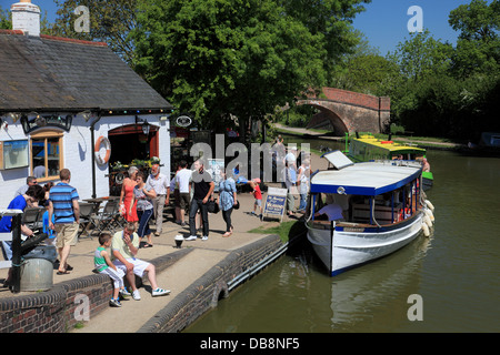 Reise Boot Vagabond festgemacht an der Unterseite der Foxton sperrt am Grand Union Canal, neben den Market Harborough arm Stockfoto