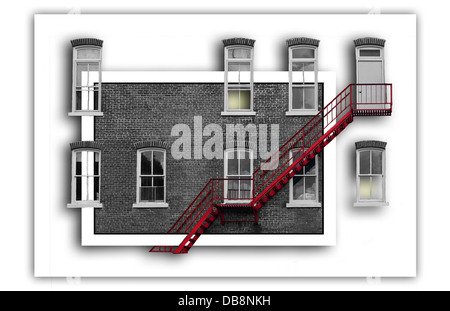 Ein gemauertes städtisches Gebäude verfügt über einen Fluchtweg und Brandschutzmaßnahmen. Fenster und Türen sind in einem HDR-Bild (High Dynamic Range) sichtbar. Das Gebäude hat ein industrielles Aussehen, möglicherweise verlassen oder alt, was eine schroffe, verwitterte Stadtlandschaft widerspiegelt. Stockfoto