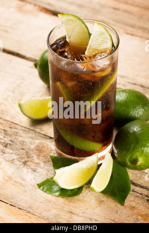 Cocktail mit Cola Eiswürfel und Kalk Stockfoto