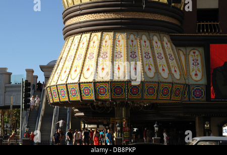 Blauer Himmel Blick Passanten Bürgersteig unter kreisförmigen Eingangszelt, Bill es Gamblin Hall, Ecke Flamingo Road Las Vegas Strip Stockfoto