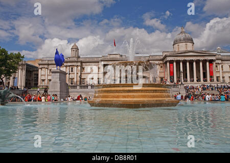 London, UK. 25. Juli 2013. Ein 5metre hoher blauer Hahn wurde auf dem vierten Sockel auf dem Trafalgar Square von Boris Johnson, Bürgermeister von London vorgestellt. Es entstand eine deutsche Künstlerin Katharina Fritsch. Es bleibt auf dem Sockel für 18 Monate Kredit: Keith Larby/Alamy Live News Stockfoto