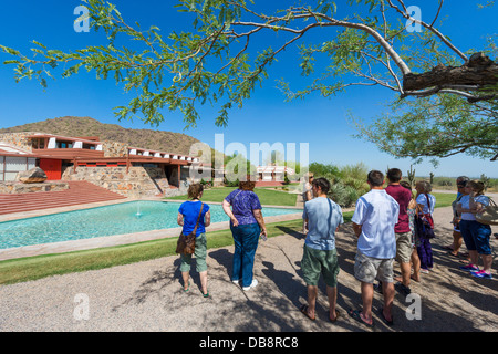 Besucher auf einer geführten Tour von Taliesin West, Architekt Frank Lloyd Wright Winterdomizil, Scottsdale, Arizona, USA Stockfoto