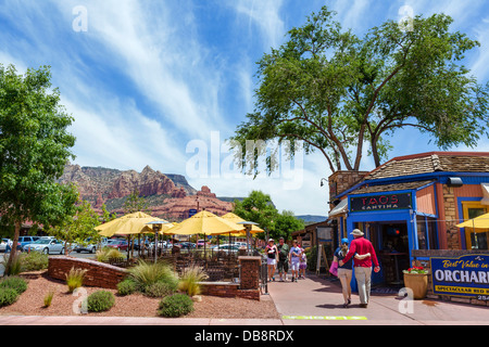 Main Street in der Innenstadt von Sedona, Arizona, USA Stockfoto