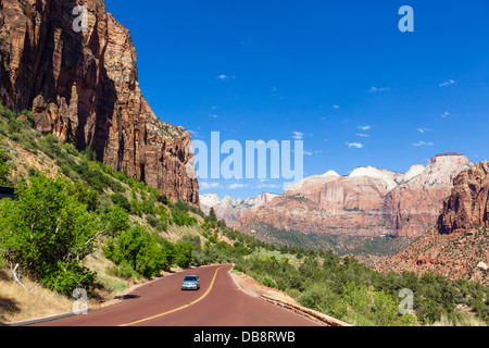 Auto auf dem Zion-Mount Carmel Highway (SR 9), Zion Nationalpark, Utah, USA Stockfoto