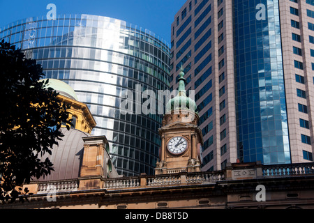 Uhrturm des Lands Department bauen mit Glas fronted Hochhaus hinter Innenstadt CBD von Sydney New South Wales NSW Australia Stockfoto