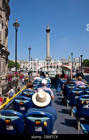 Open Top-London-Tour-Bus nähert sich dem Trafalgar Square, London, England Stockfoto