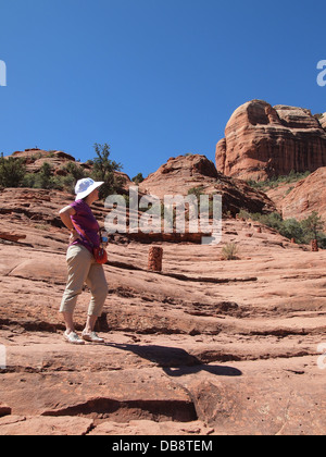 Frau touristische Wanderungen am Cathedral Rock, eine magnetische (weibliche) Energiewirbel in Sedona, Arizona, USA Stockfoto