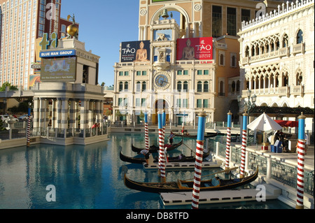 Blauer Himmel Blickrichtung, Treasure Island und Uhrturm Replik, Gondeln, Gondolieri, Touristen, Venetian Resort Las Vegas Strip Stockfoto