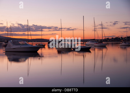 Sonnenuntergang über Lake Macquarie aus Eleebana mit Booten New South Wales NSW Australia Stockfoto