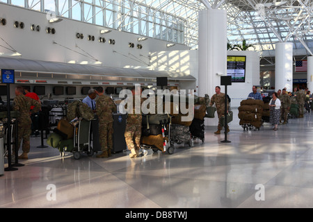 US-Armeesoldaten warten, Check-in für Übersee Pflicht bei Baltimore-Washington International Airport (BWI), Maryland, USA Stockfoto