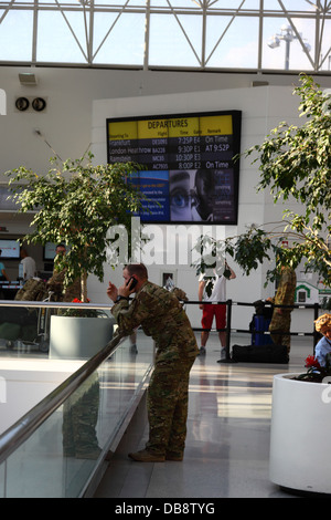 US-Armee Soldaten machen Anruf nach dem Einchecken für den Flug in Baltimore-Washington International Flughafen, Maryland, USA Stockfoto