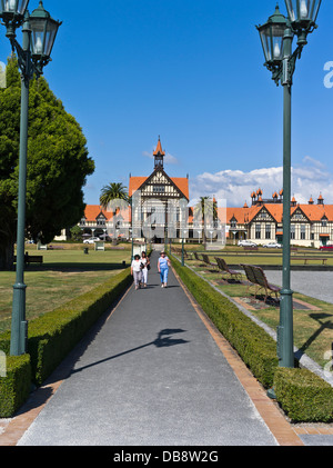 dh Regierung Gärten ROTORUA Neuseeland Frau Touristen Paepaekumana öffentlichen Park und alte Bad-Haus-Museum Stockfoto