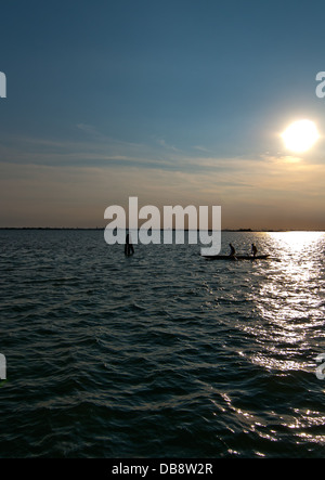 Italien Venedig Lagune Blick von Burano Insel bei Sonnenuntergang mit Boot silouette Stockfoto