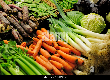 FRISCHES GEMÜSE AUF EINEM MARKTSTAND, KAROTTEN LAUCH ERBSEN KOHL SELLERIE Stockfoto