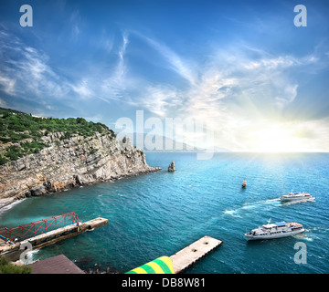 Yachten im Meer am Morgen Stockfoto