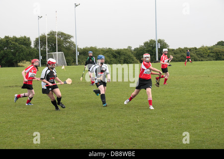 Frauen spielen Gälischer Sport (Schleudern) im Tir Chonaill Gaels Club in Greenford, Middlesex, UK in England gespielt wird. Stockfoto