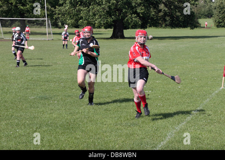 Frauen spielen Gälischer Sport (Schleudern) im Tir Chonaill Gaels Club in Greenford, Middlesex, UK in England gespielt wird. Stockfoto