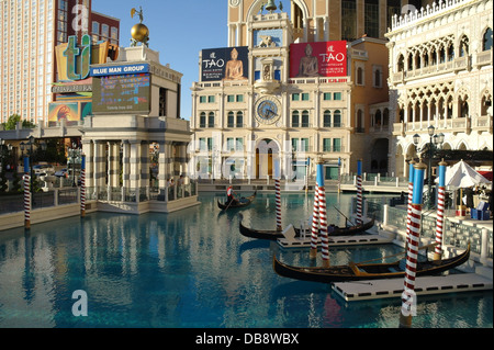 Sonnigen Blick auf Treasure Island und Replik Uhrturm, touristische Gondel und Gondeln festgemacht, Kanal, Venetian Resort Las Vegas Stockfoto