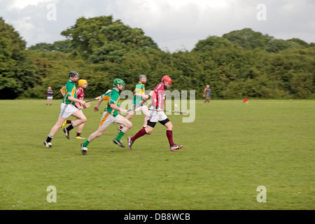 Männer spielen Gälischer Sport (Schleudern) im Tir Chonaill Gaels Club in Greenford, Middlesex, UK in England gespielt wird. Stockfoto