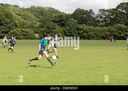 Männer spielen Gälischer Sport (Gälischer Fußball) wird in England im Tir Chonaill Gaels Club in Greenford, Middlesex, UK gespielt. Stockfoto