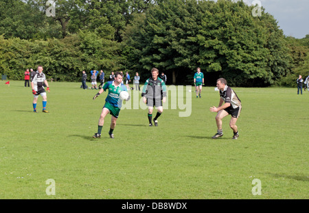 Männer spielen Gälischer Sport (Gälischer Fußball) wird in England im Tir Chonaill Gaels Club in Greenford, Middlesex, UK gespielt. Stockfoto