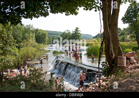 Baden und paddeln beim Warleigh Wehr am Fluss Avon in der Nähe von Bath, Somerset,U.K Stockfoto