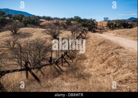 Lochiel, Arizona, USA. 10. Dezember 2010. Der Grenzzaun in der Nähe von Lochiel, Arizona ist eine Kombination aus Zyklon Zaun mit Stacheldraht und eine Fahrzeug-Barriere aus alten Eisenbahnschienen. Lochiel verwendet, um eine Einreise Haus aber es geschlossen um 1980, und die Stadt wurde im Jahr 1986 aufgegeben. Wille © Seberger/ZUMAPRESS.com/Alamy Live-Nachrichten Stockfoto