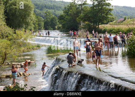 Baden und paddeln beim Warleigh Wehr am Fluss Avon in der Nähe von Bath, Somerset,U.K Stockfoto